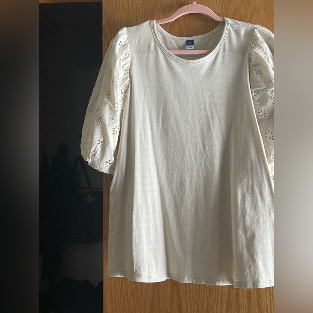 Old navy t-shirt with eyelet sleeves